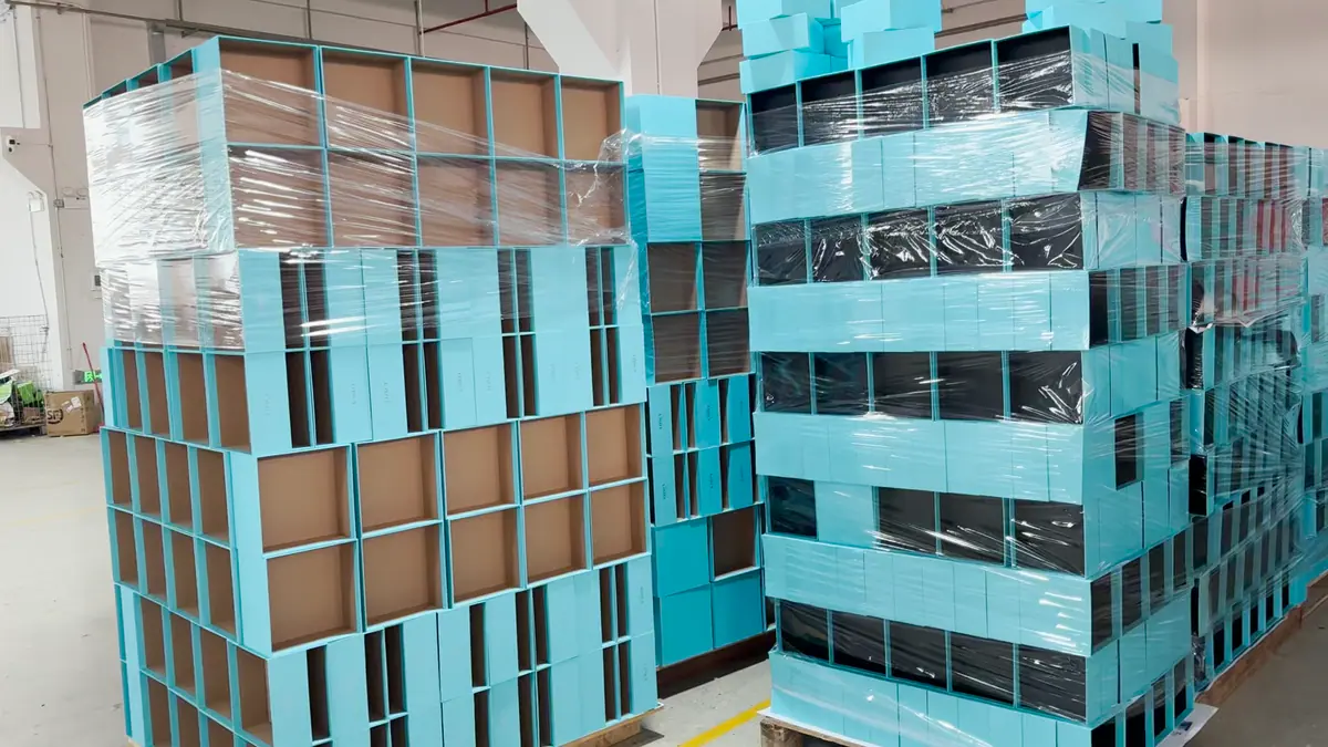 Unbranded rigid box shells protected for dispatch
